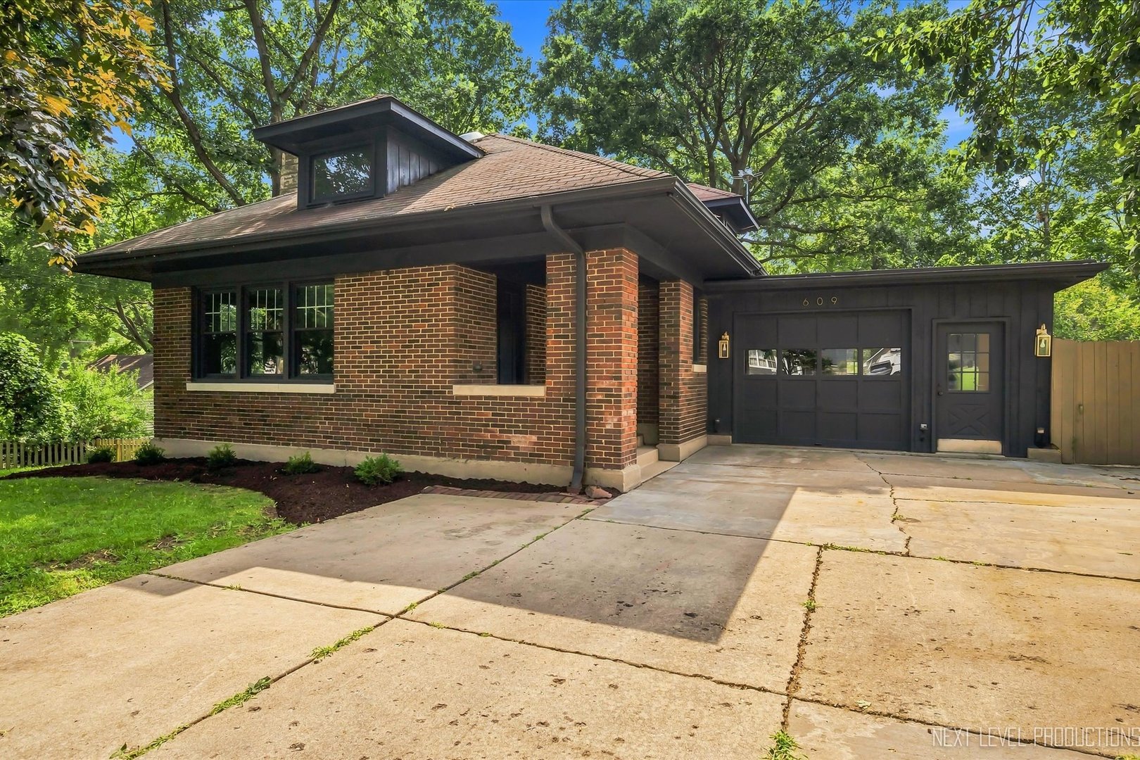 609 S 5th Avenue, St. Charles IL 60174