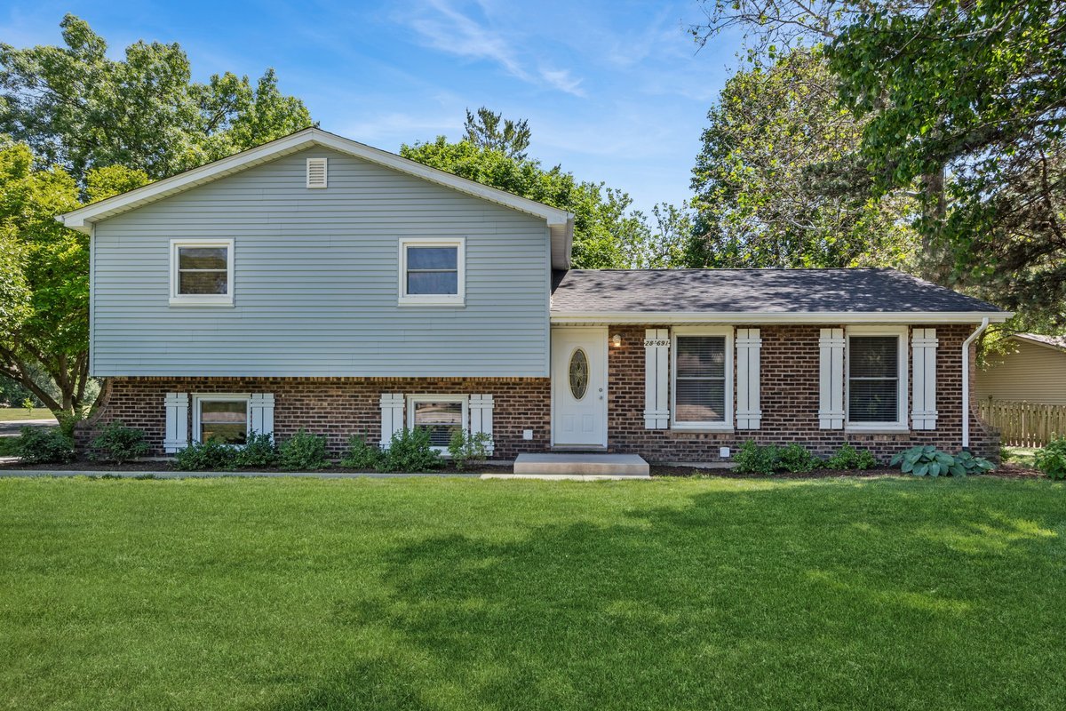 28W691 Leverenz Road, Naperville IL 60564