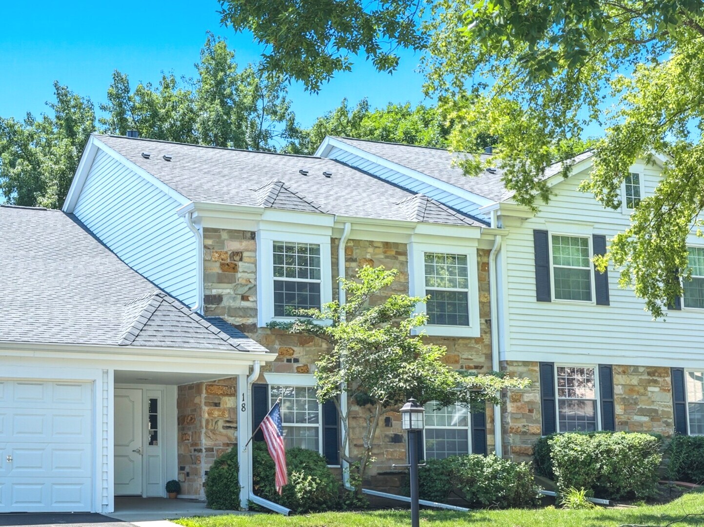 18 Waterbury Lane Unit L2, Schaumburg IL 60193