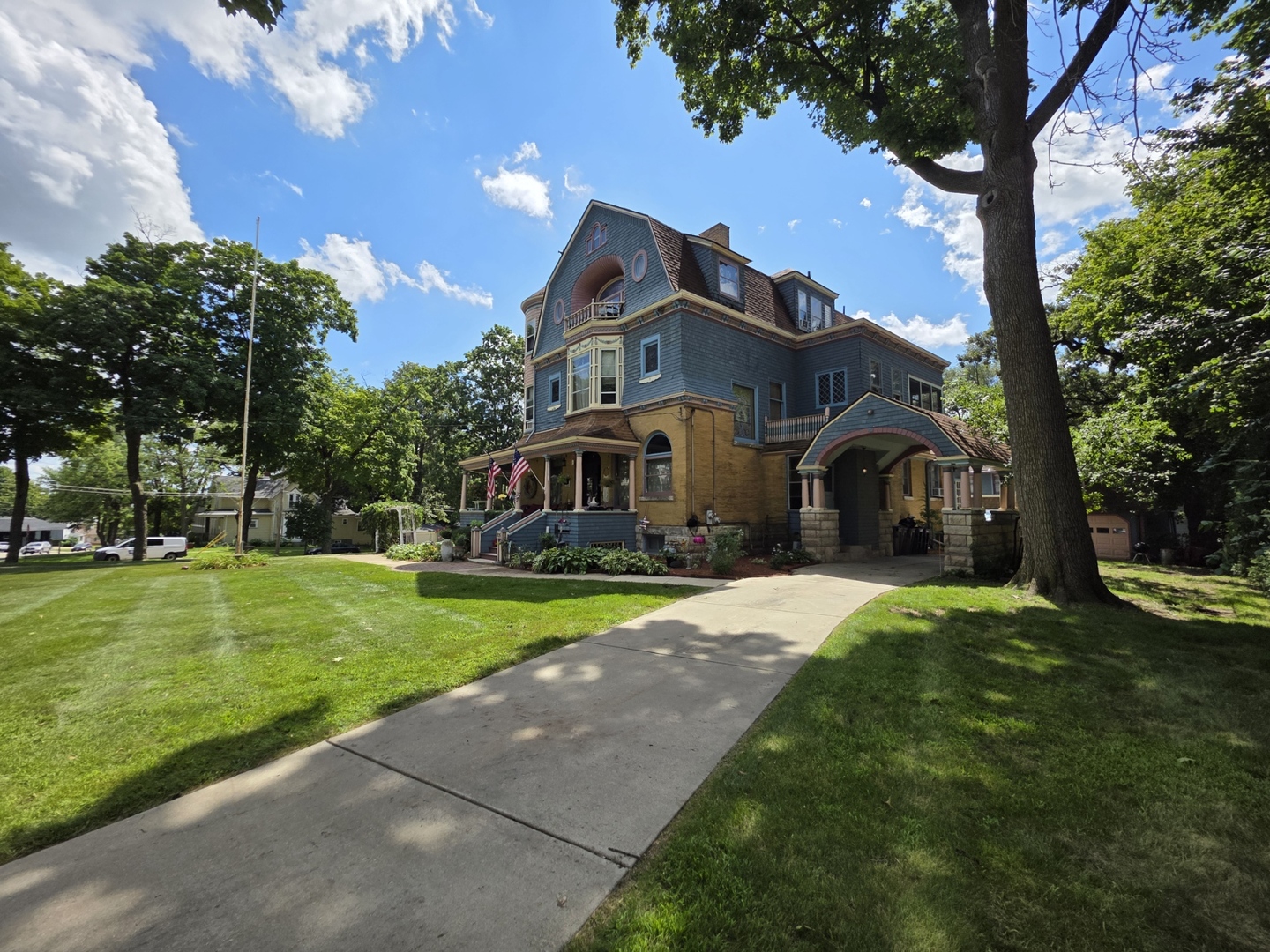 705 W Highland Avenue, Elgin IL 60123