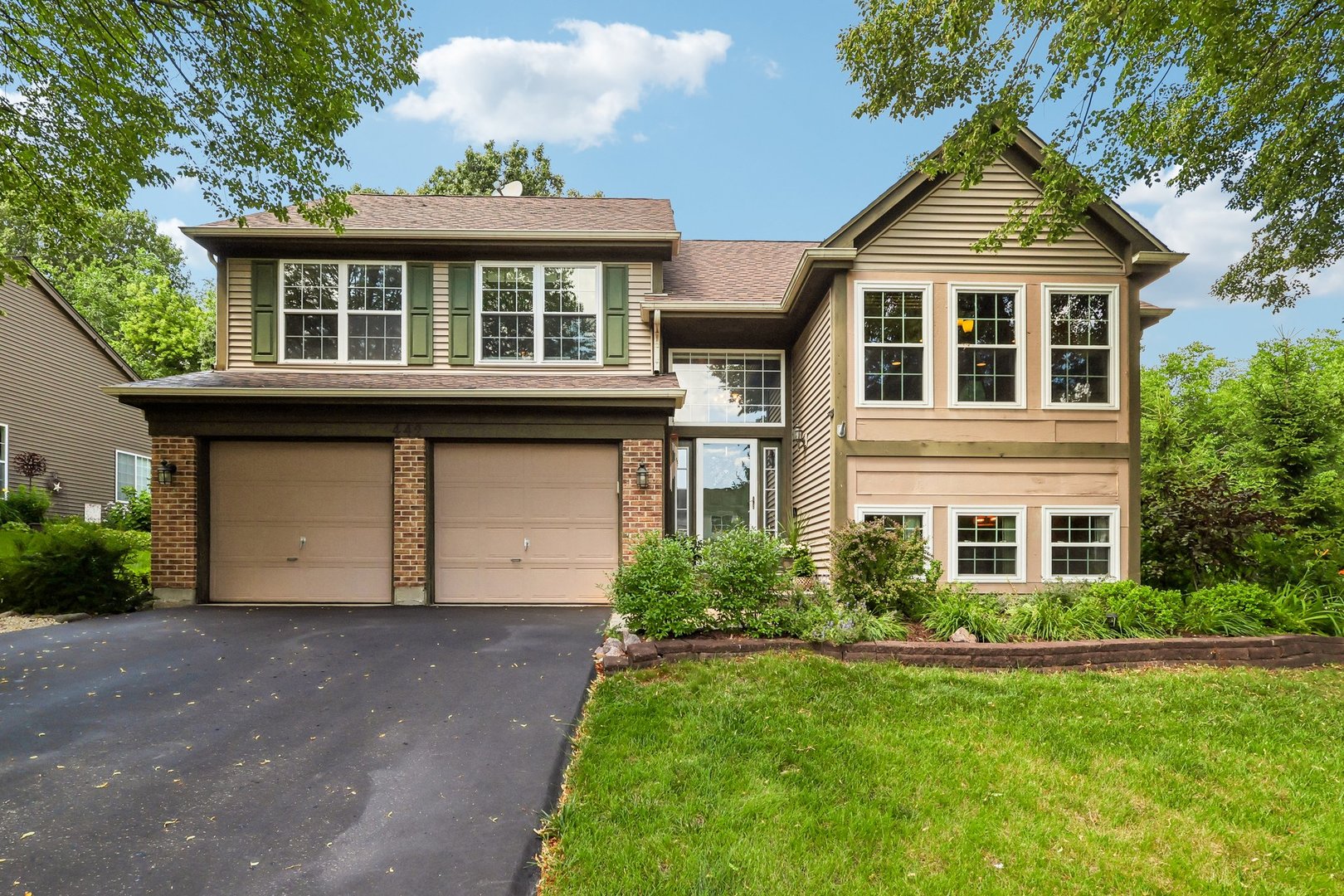 442 Harbor Drive, Carpentersville IL 60110
