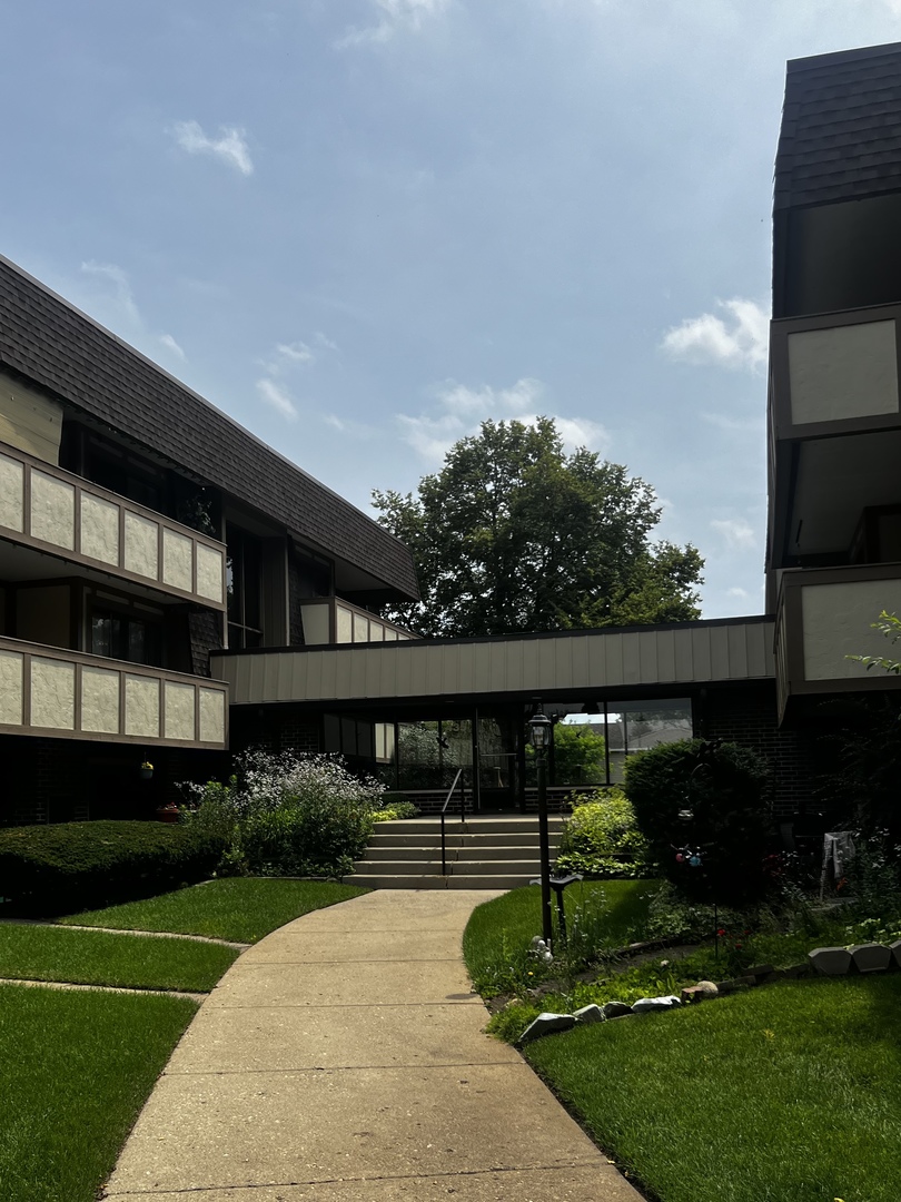 437 Cavalier Court Unit 111, West Dundee IL 60118