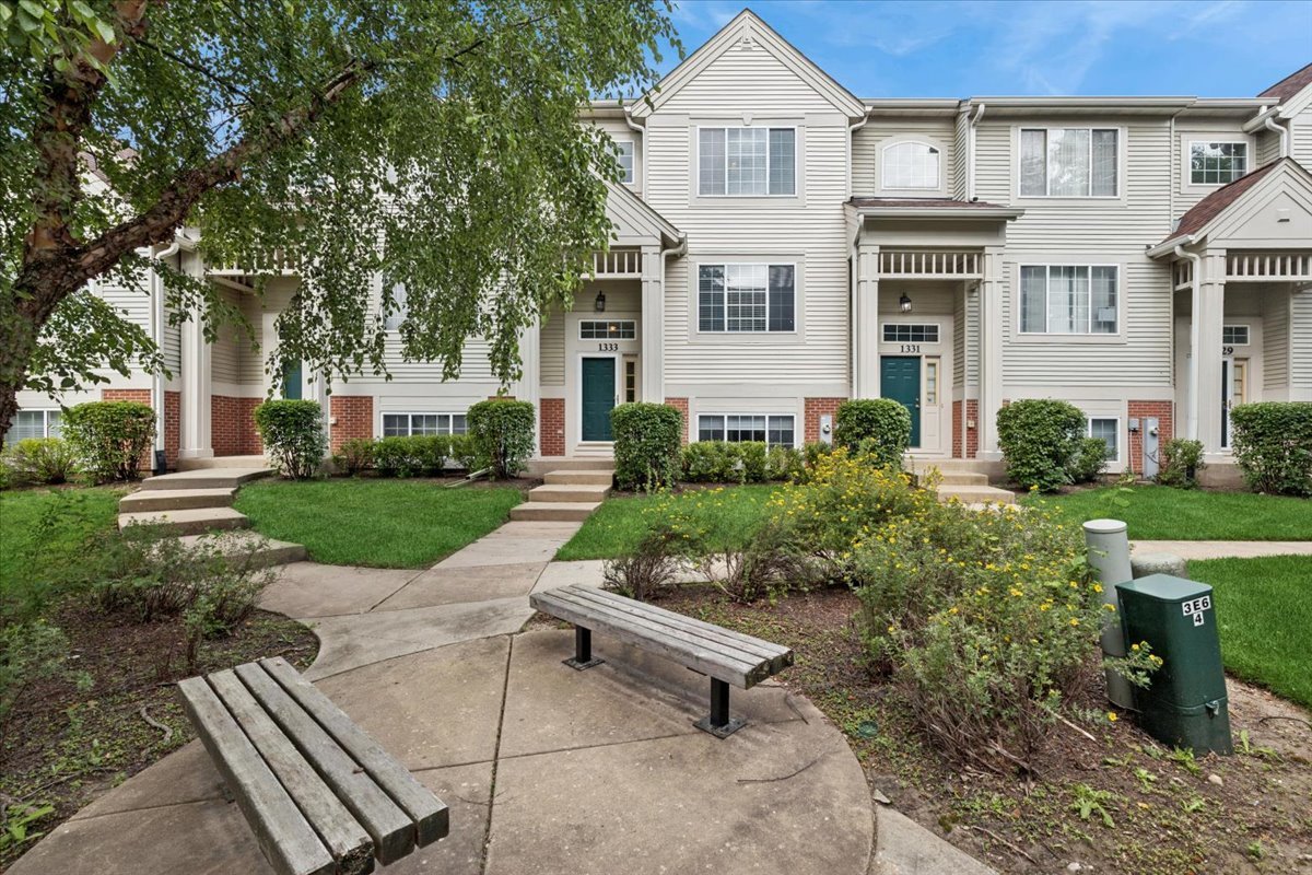 1333 NEW HAVEN Drive Unit 1333, Cary IL 60013