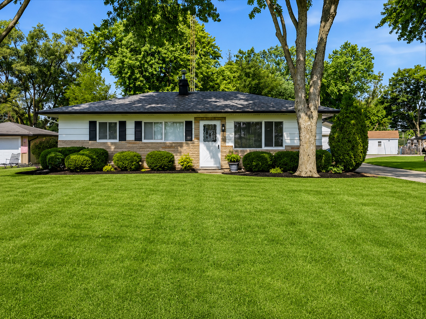 1203 N Chapel Hill Road, Mchenry IL 60051