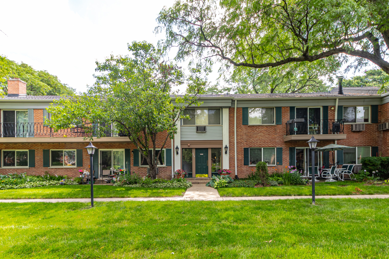711 E Falcon Drive Unit 201, Arlington Heights IL 60005