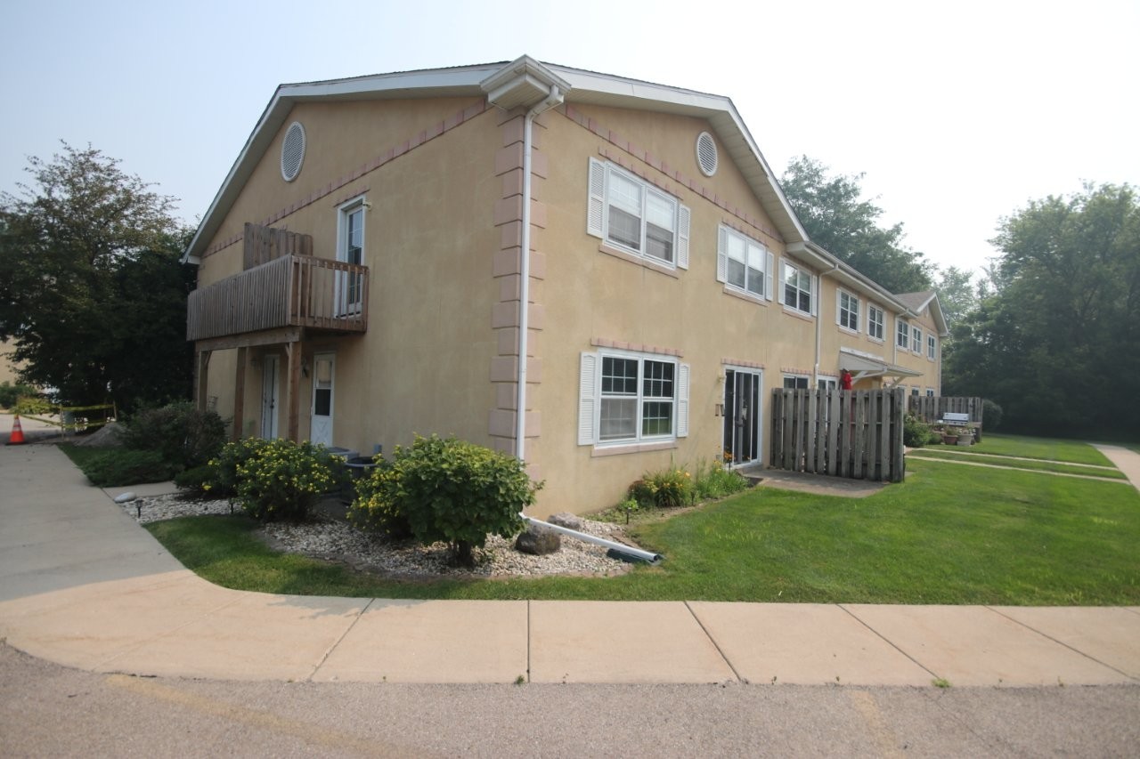 1142 GREENWOOD Circle, Woodstock IL 60098