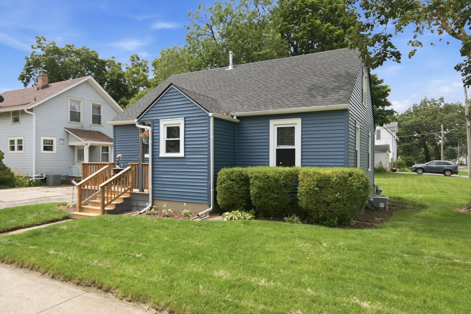 241 N Lord Avenue, Carpentersville IL 60110