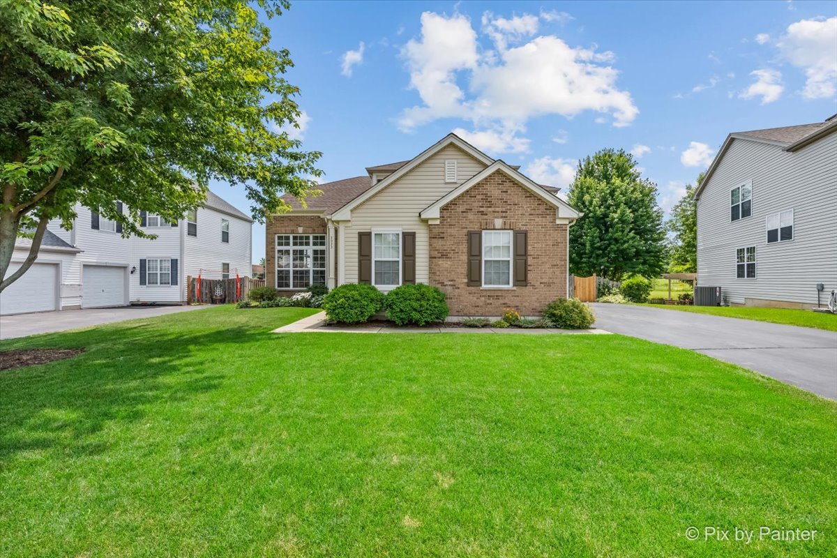 2033 Greenview Drive, Woodstock IL 60098