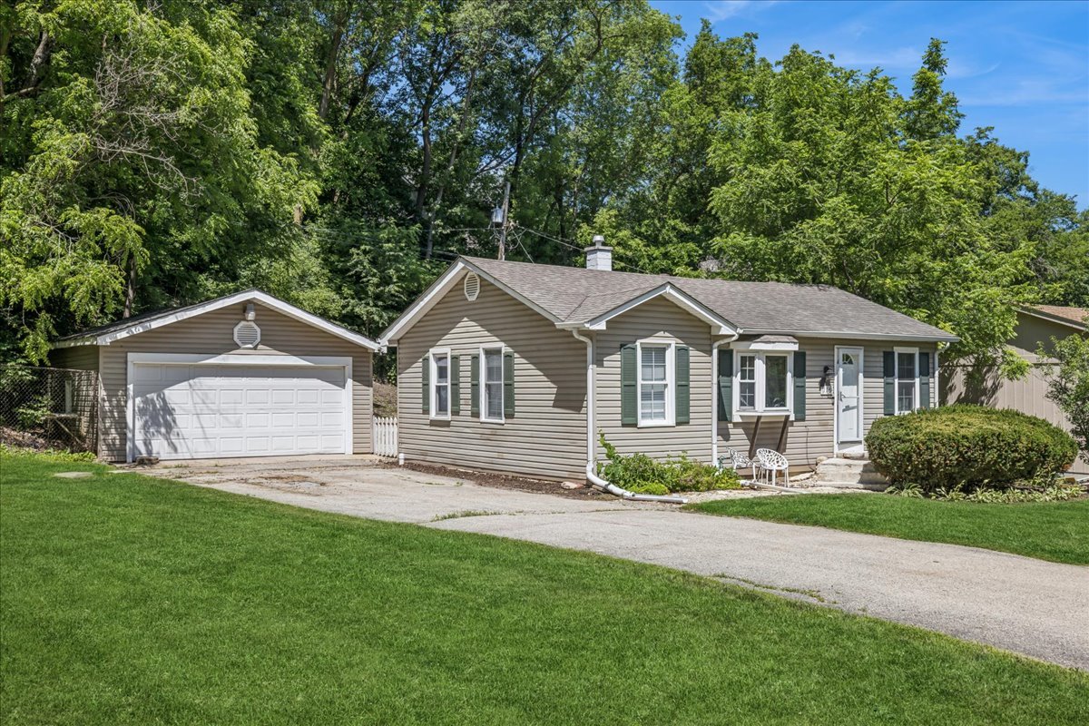 116 Valley Drive, Oakwood Hills IL 60013