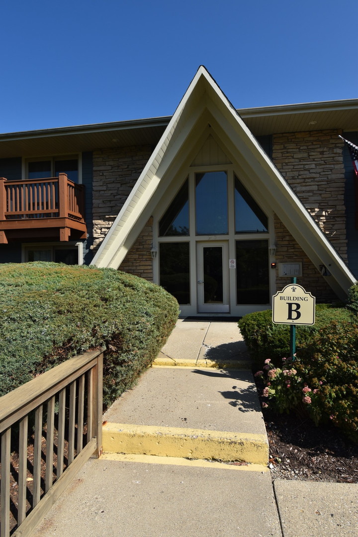 300 Opatrny Drive Unit 123, Fox River Grove IL 60021