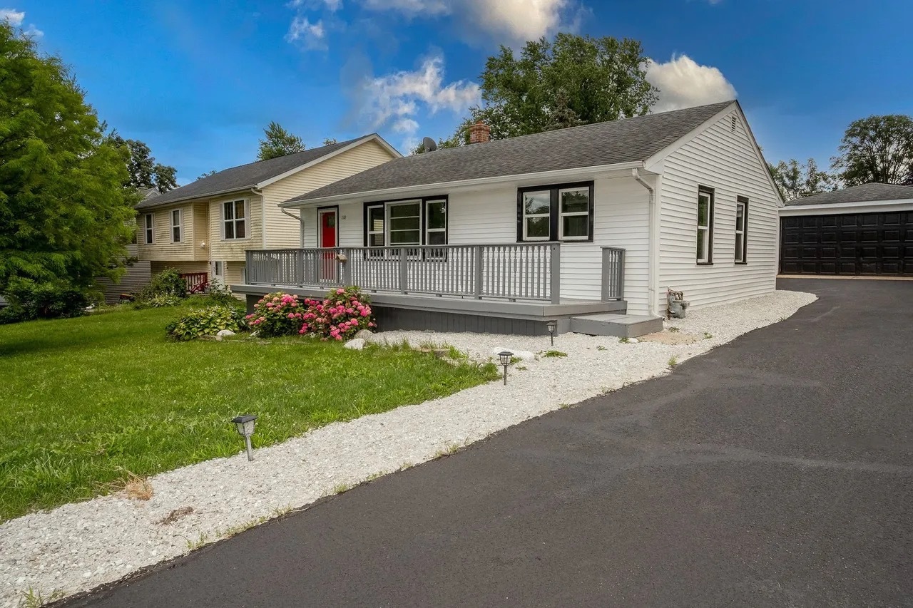 110 Hunters Path, Lake In The Hills IL 60156