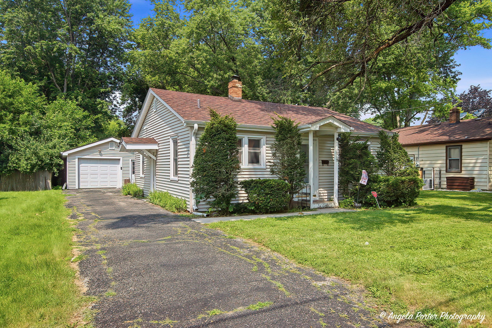 1019 N Madison Street, Woodstock IL 60098