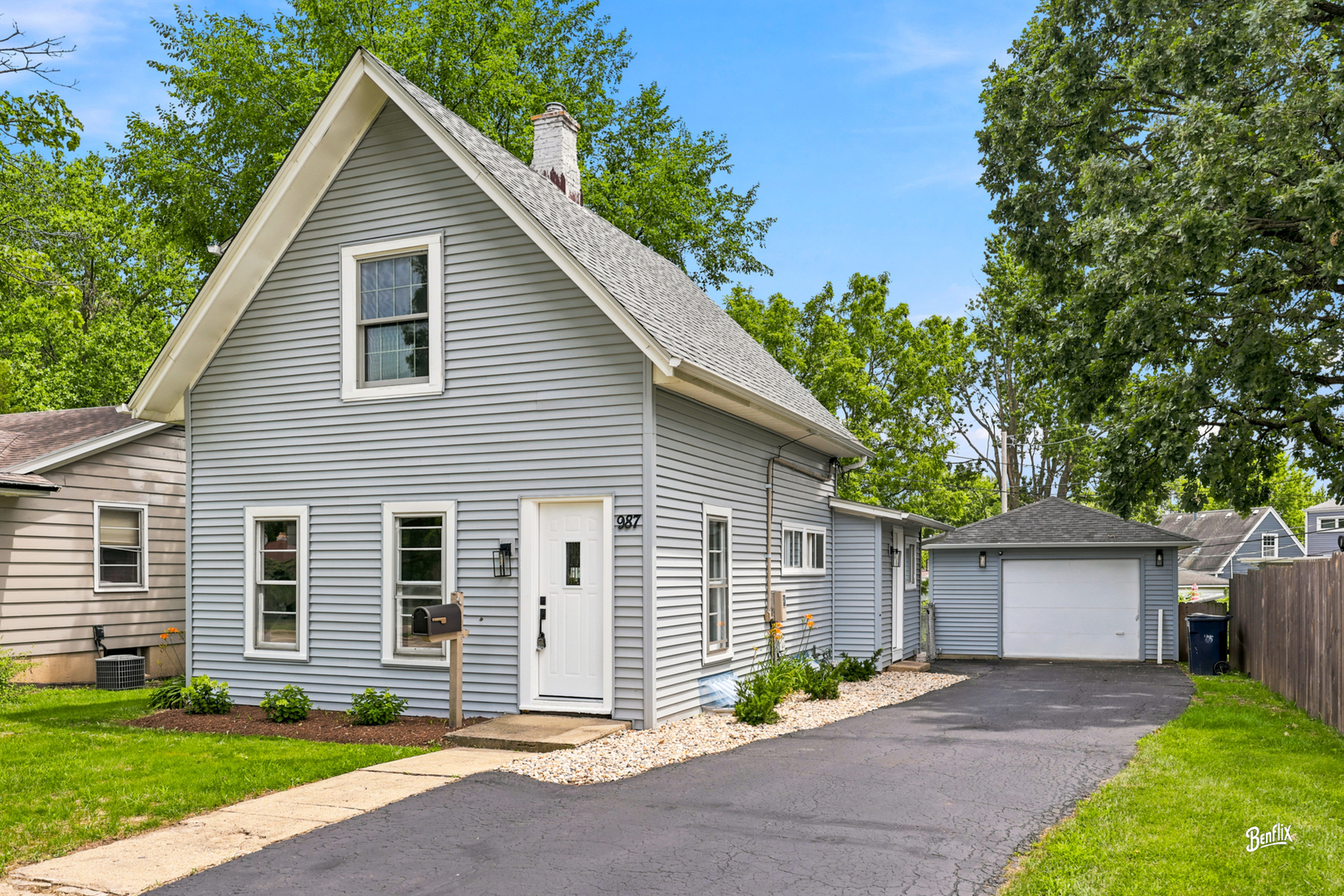 987 South Street, Elgin IL 60123