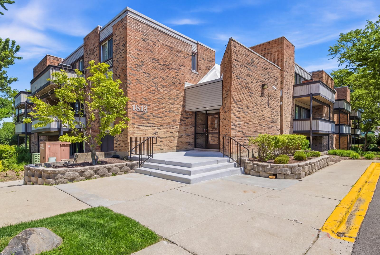 1813 Hemlock Place Unit 110, Schaumburg IL 60173