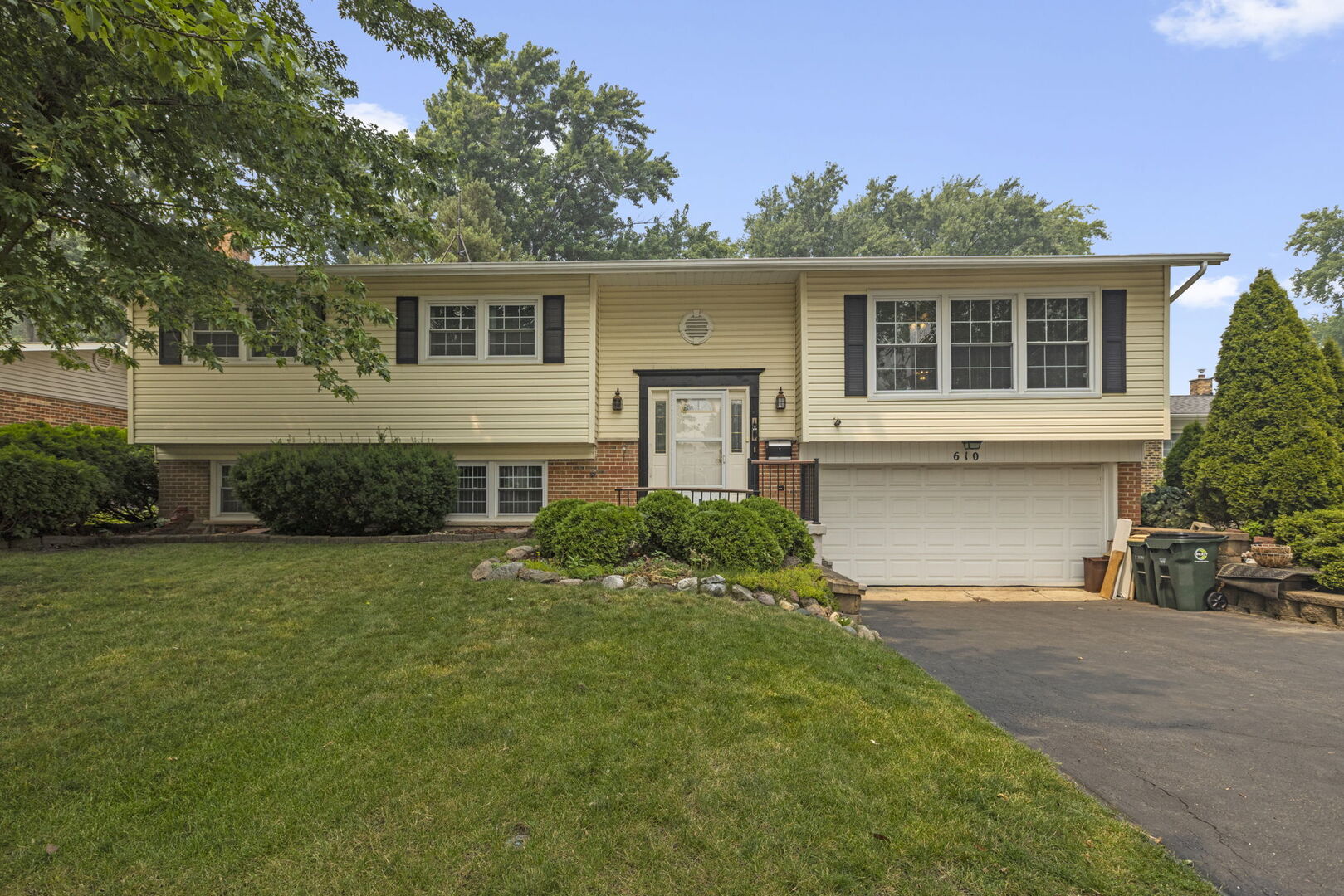 610 W Burning Tree Lane, Arlington Heights IL 60004