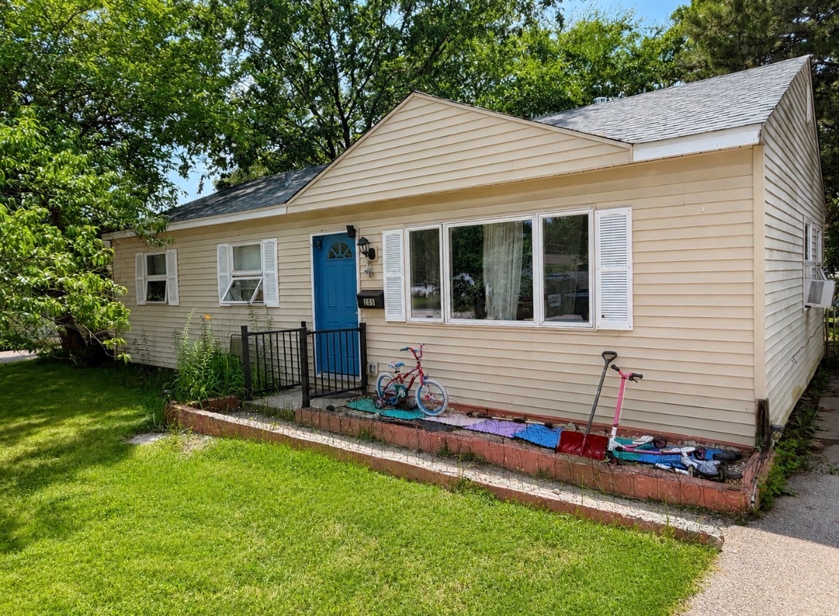 205 Caddy Avenue, Carpentersville IL 60110