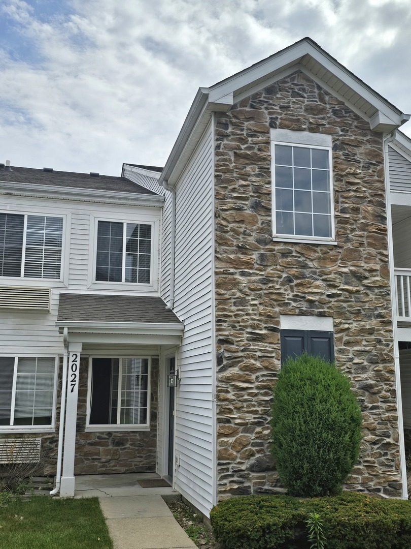 2027 SILVERSTONE Drive Unit 2027, Carpentersville IL 60110