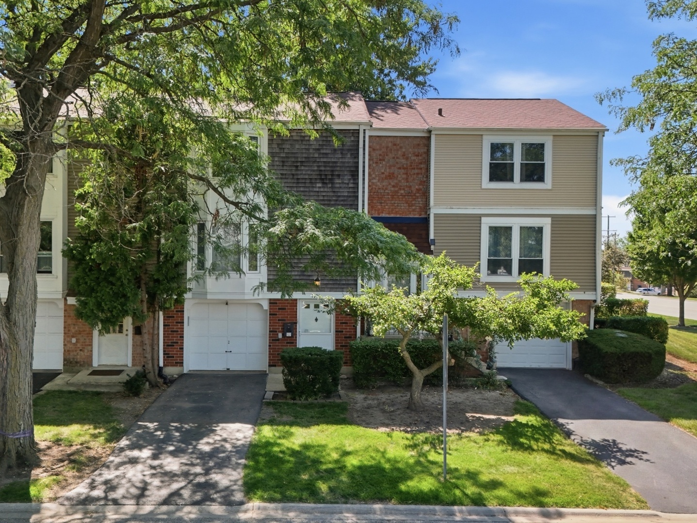 1996 Holbrook Lane, Hoffman Estates IL 60194