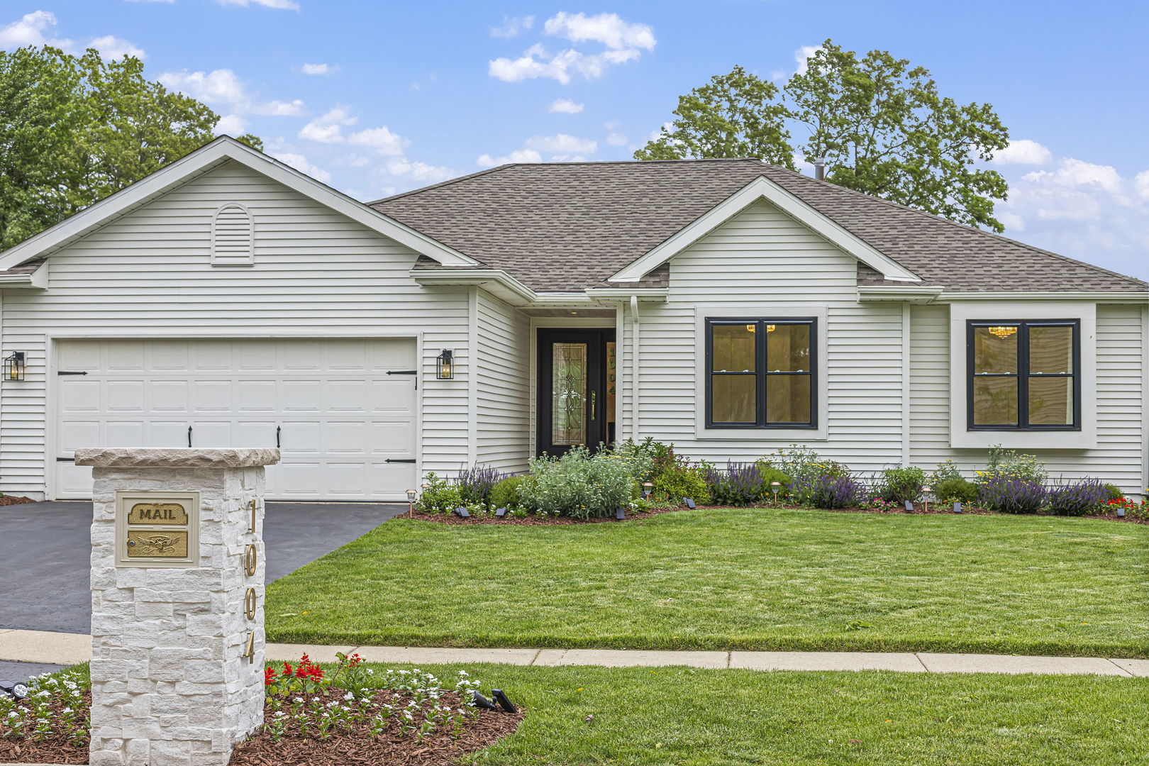1004 Golden Avenue, Woodstock IL 60098