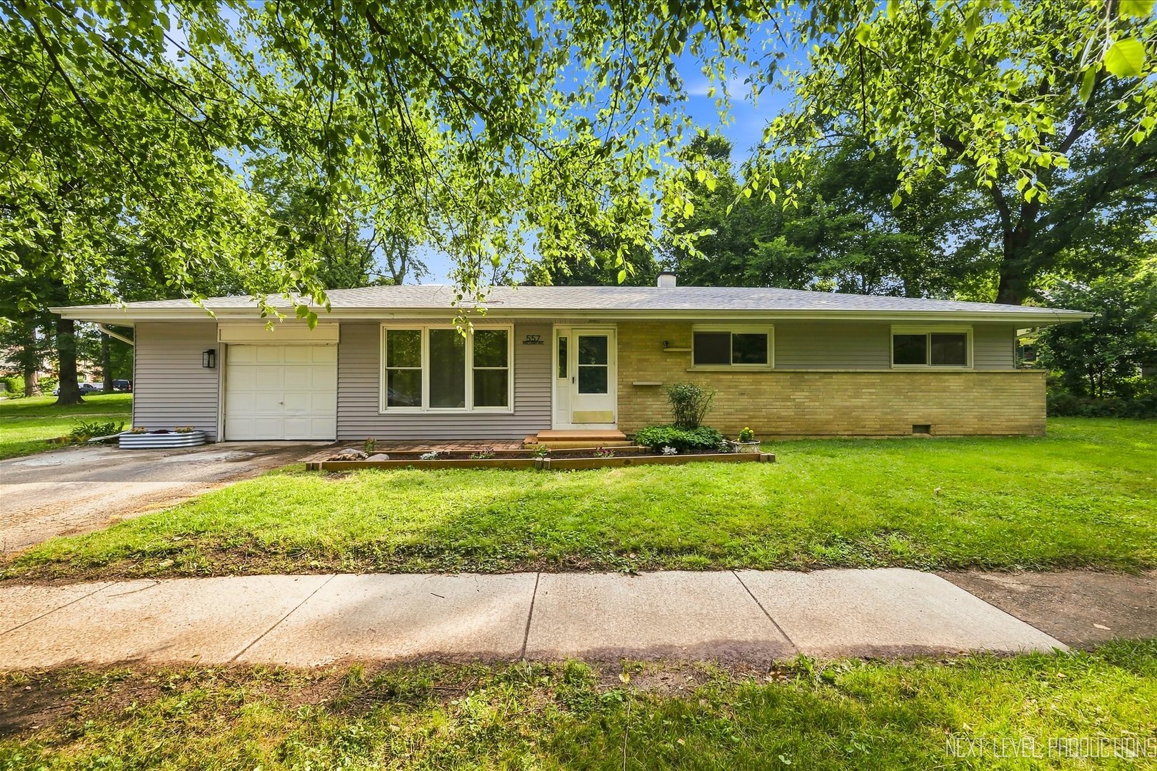 557 Willard Avenue, Elgin IL 60120