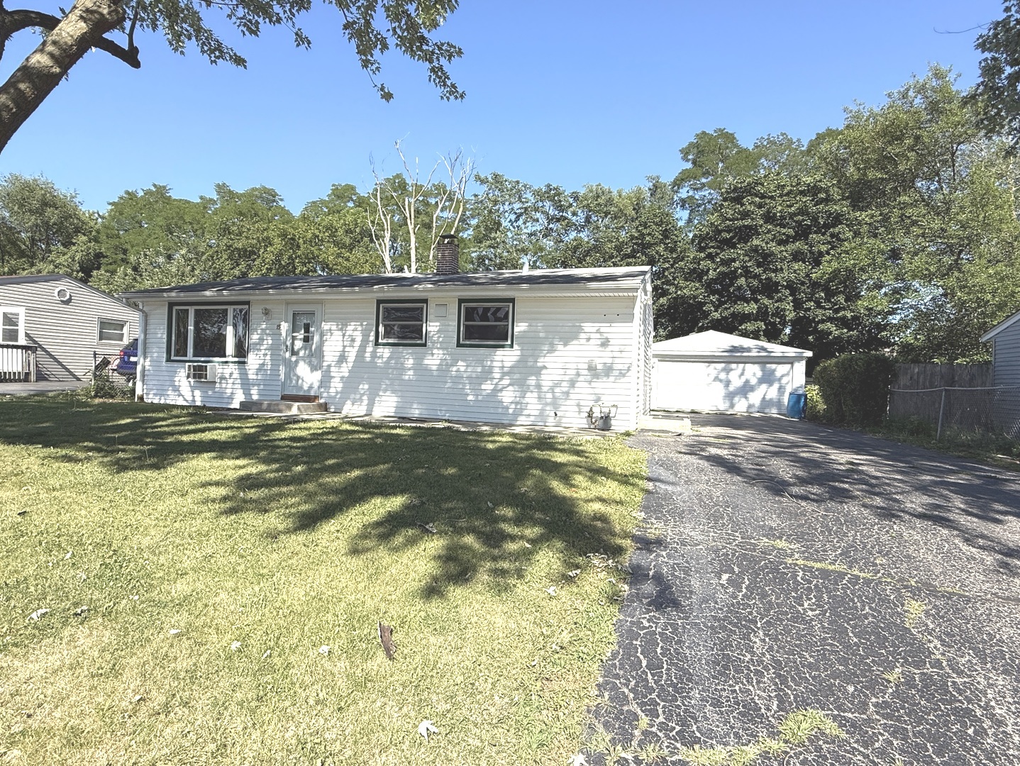 15 Alameda Drive, Carpentersville IL 60110