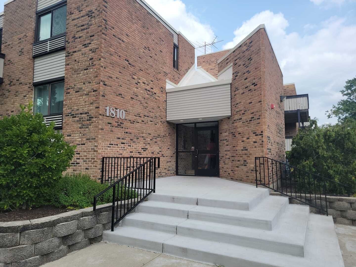 1810 Hemlock Place Unit 204, Schaumburg IL 60173