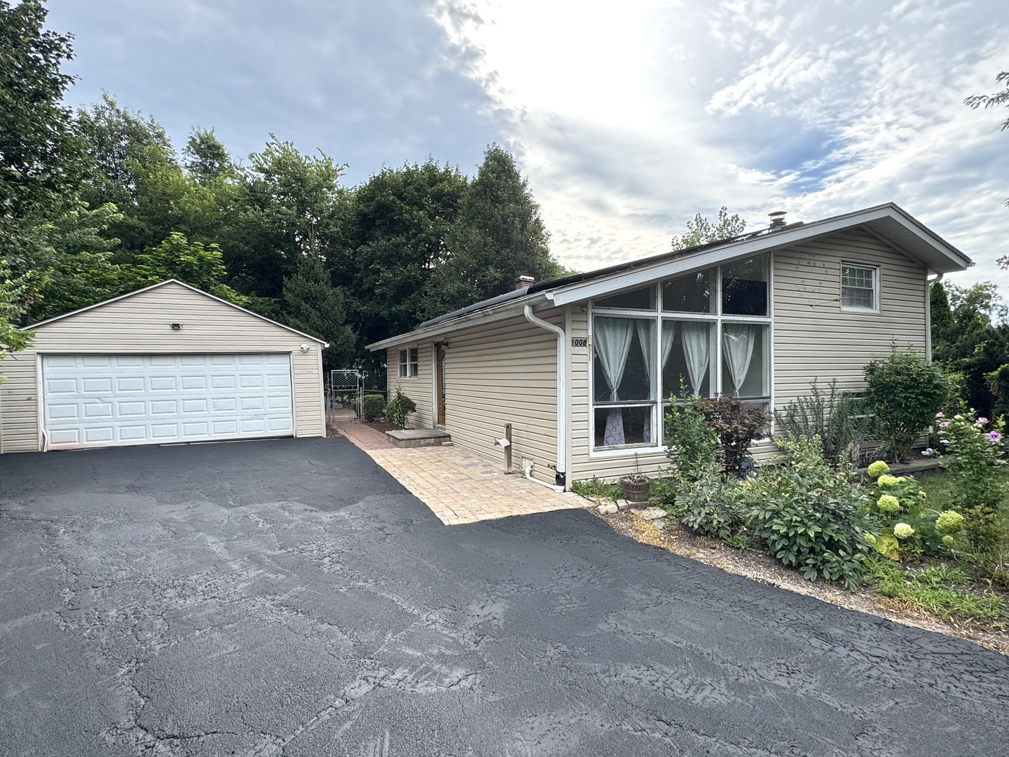 1008 Adams Court, Carpentersville IL 60110