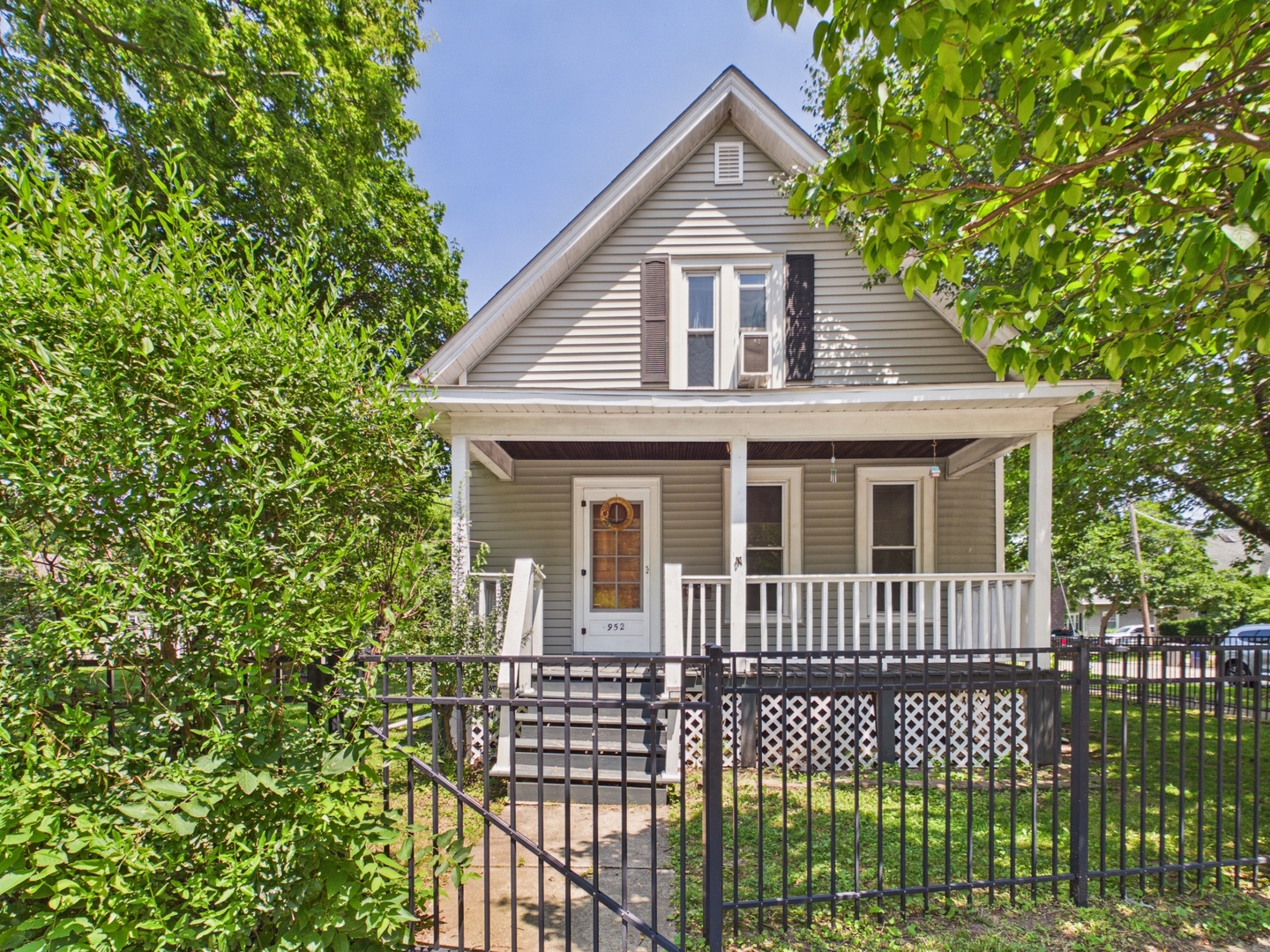 952 Larkin Avenue, Elgin IL 60123