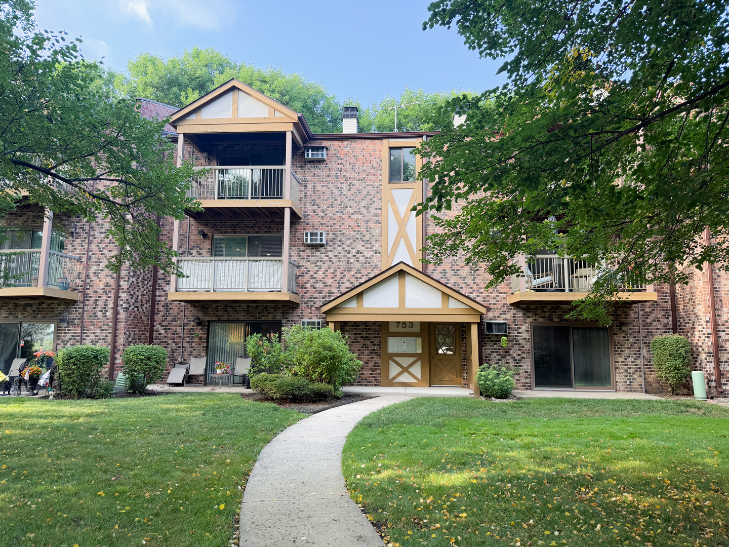753 S Dwyer Avenue Unit E, Arlington Heights IL 60005