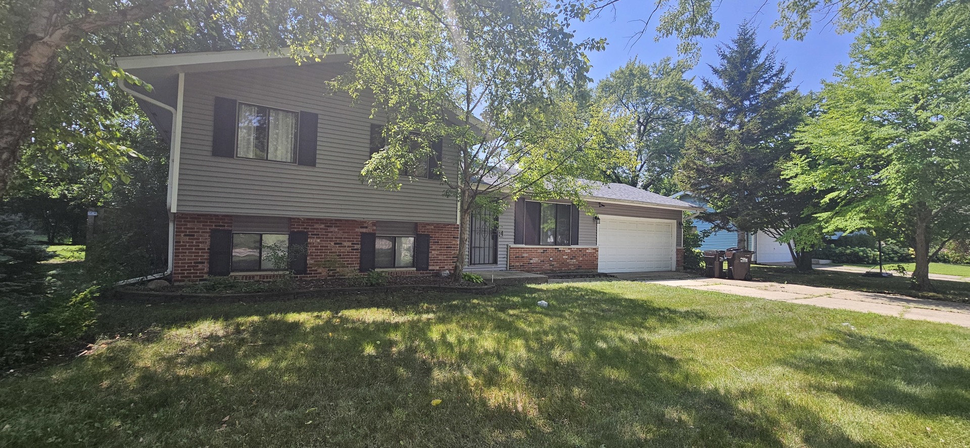 990 Camelot Drive, Crystal Lake IL 60014