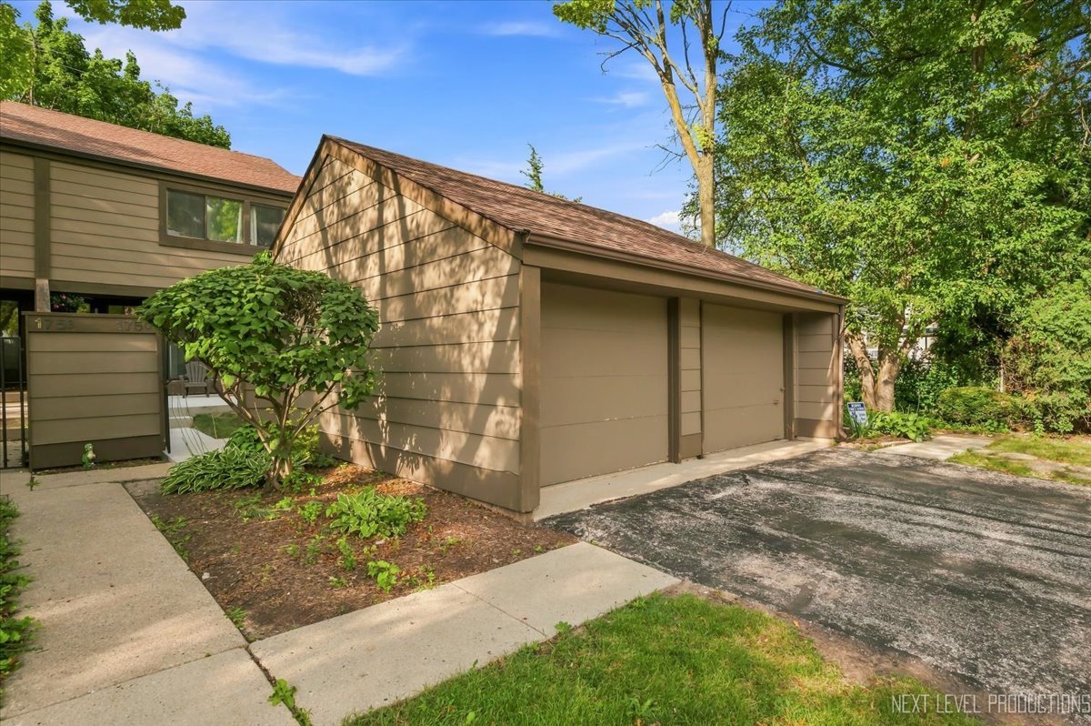 175 N Glengarry Drive Unit C, Geneva IL 60134