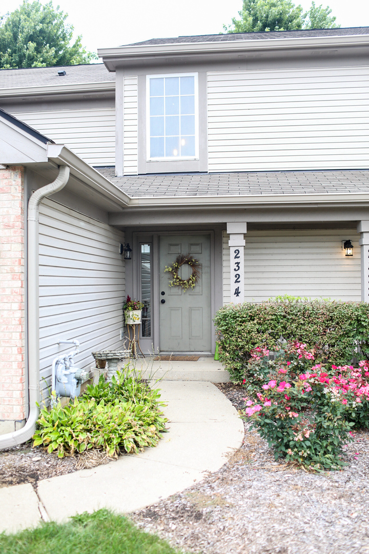 2324 College Green Drive, Elgin IL 60123