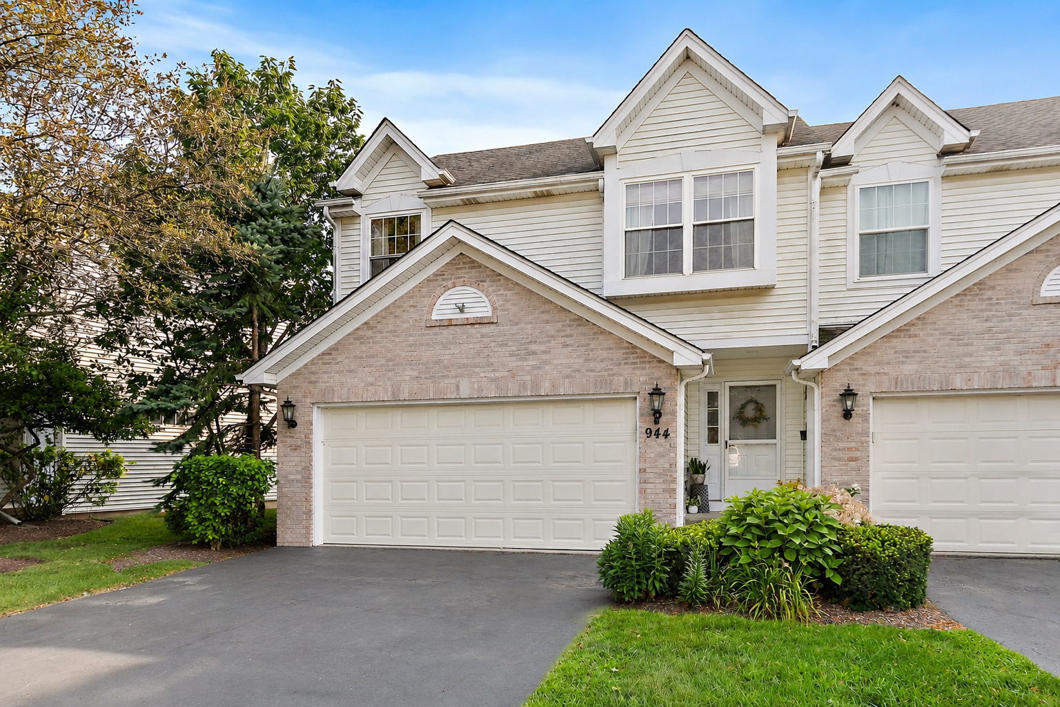 944 VIEWPOINT Drive, Lake In The Hills IL 60156