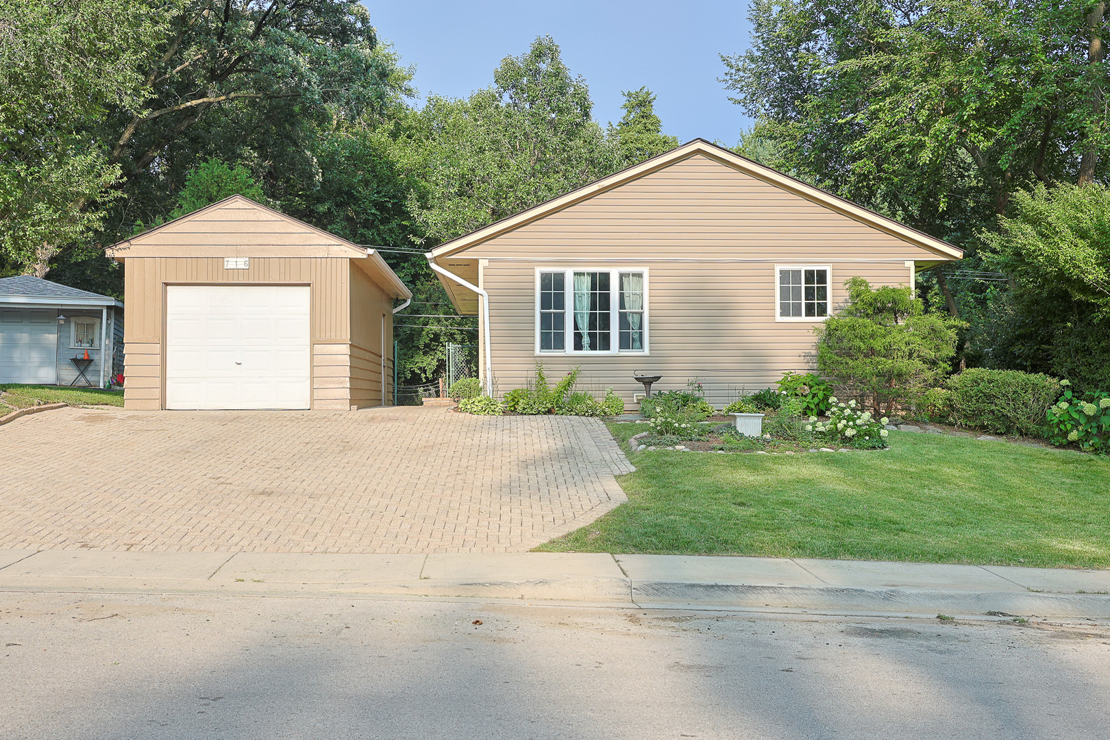 716 Navajo Drive, Carpentersville IL 60110