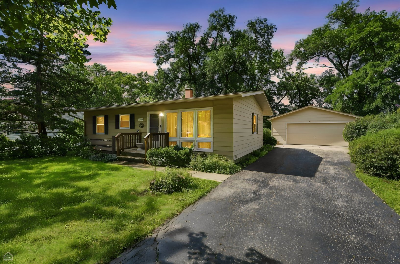 2402 Manor Lane, Mchenry IL 60051