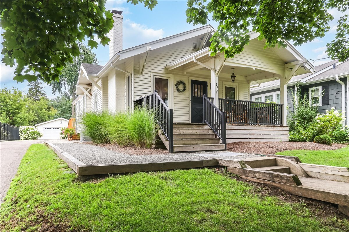 225 Coolidge Avenue, Barrington IL 60010