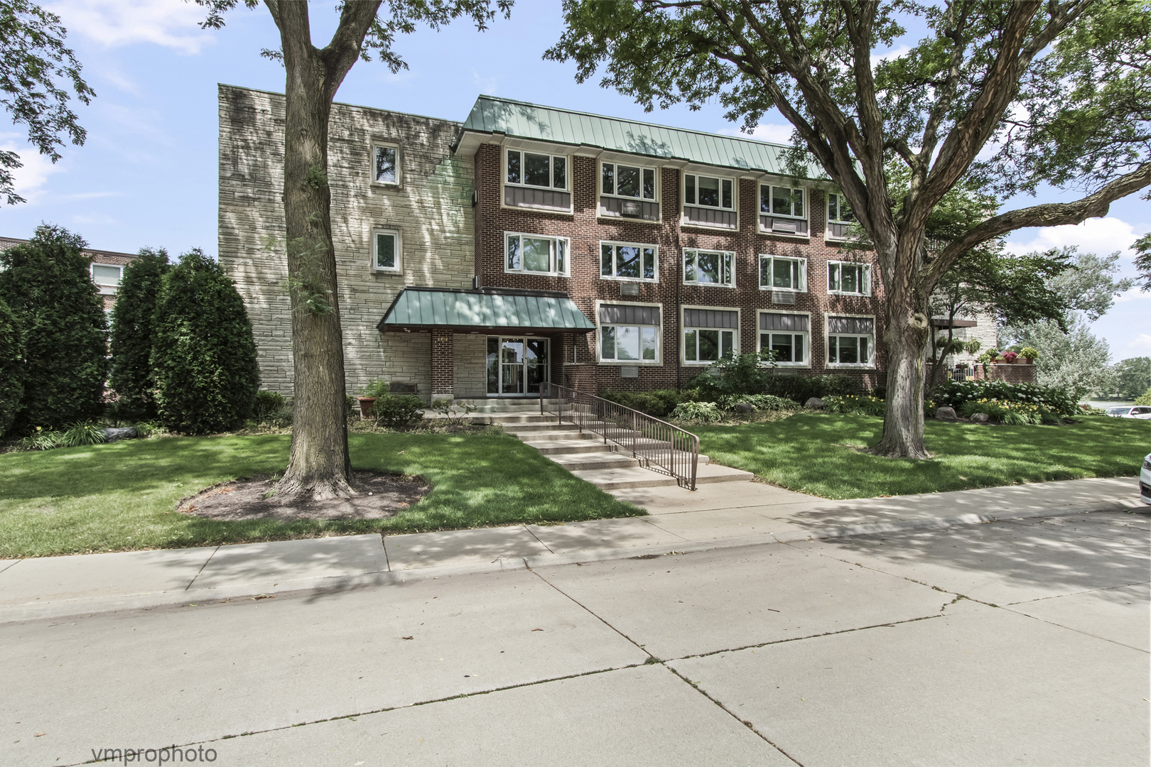2812 E Bel Aire Drive Unit 303, Arlington Heights IL 60004