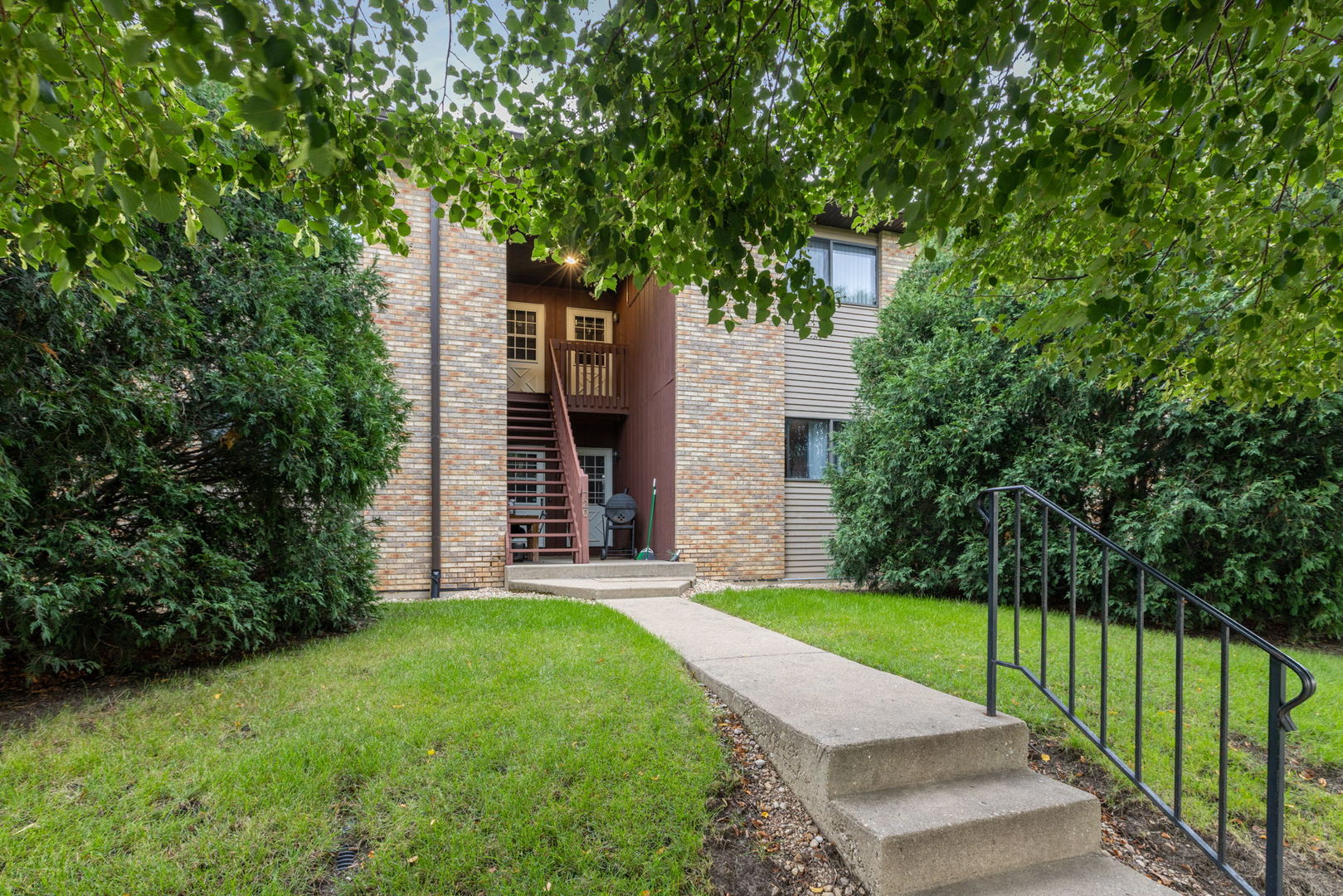720 Sundown Road Unit F, South Elgin IL 60177
