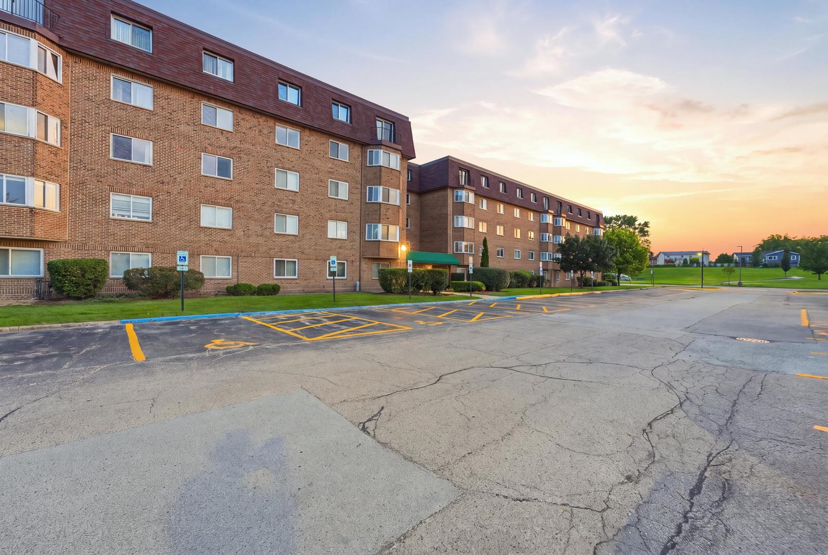 300 S Roselle Road Unit 522, Schaumburg IL 60193