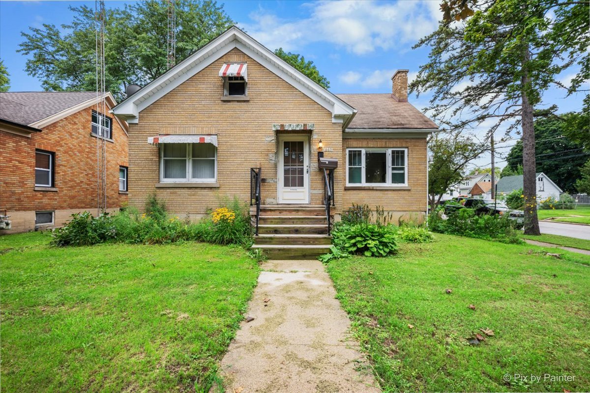 867 Clay Street, Woodstock IL 60098