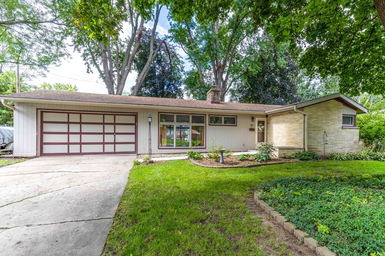 161 Crestwood Drive, East Dundee IL 60118