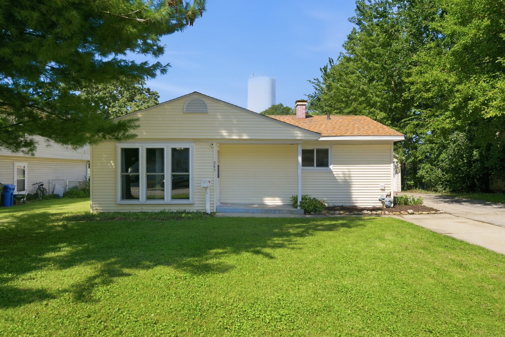 207 Caddy Avenue, Carpentersville IL 60110