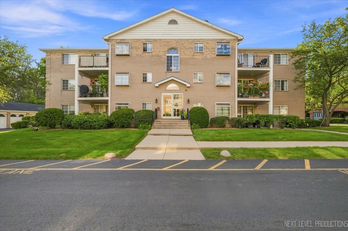 457 Valley Drive Unit 202, Naperville IL 60563