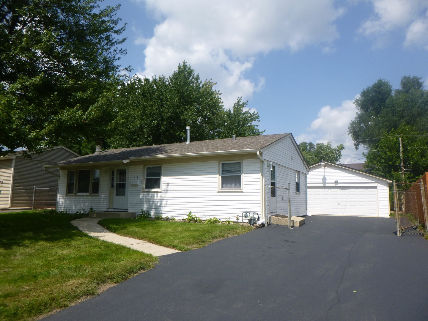 116 Del Rio Road, Carpentersville IL 60110