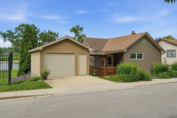 642 Wellington Avenue, Elgin IL 60120