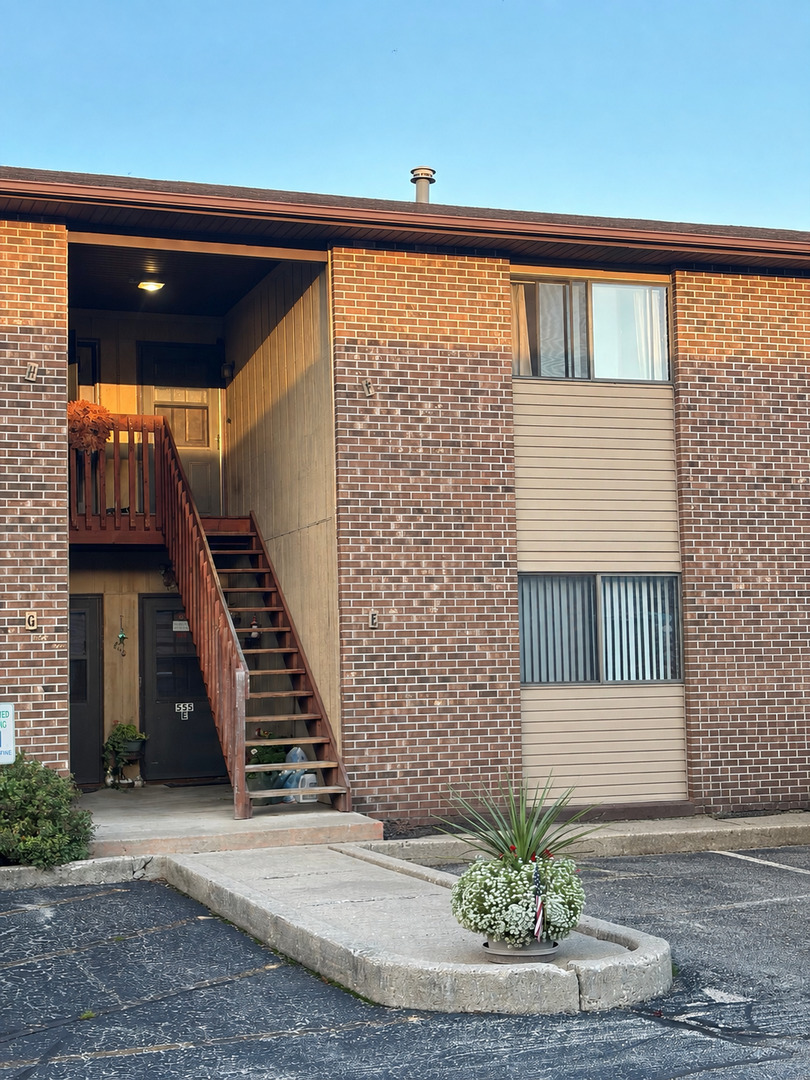 555 Central Parkway Road Unit F, Woodstock IL 60098