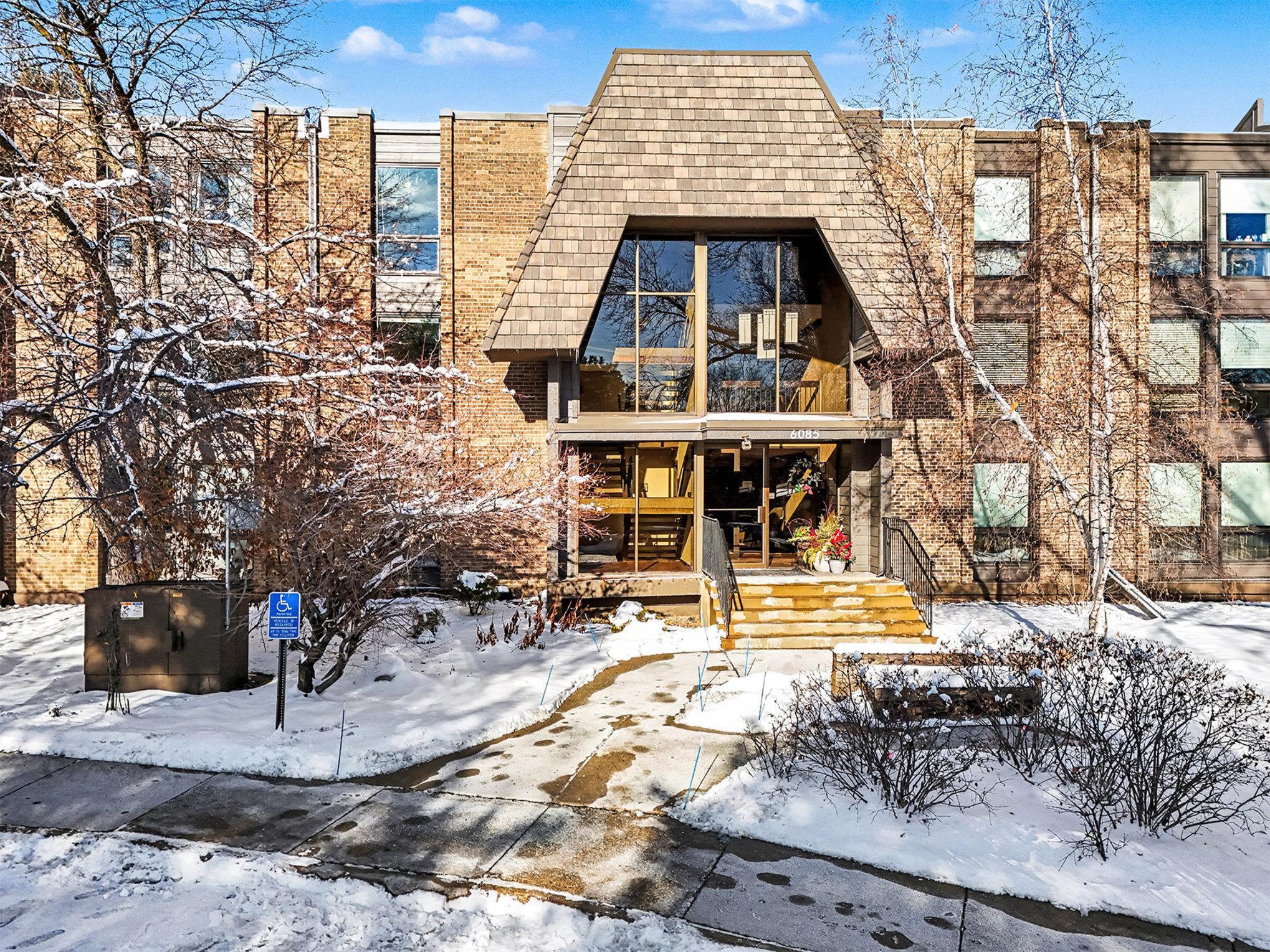 6085 Lincoln Drive Unit 122, Edina MN 55436