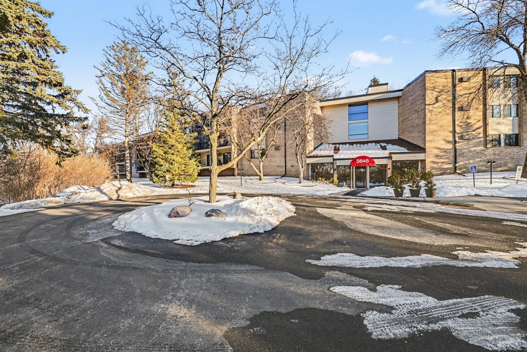 5645 Green Circle Drive Unit 315, Minnetonka MN 55343