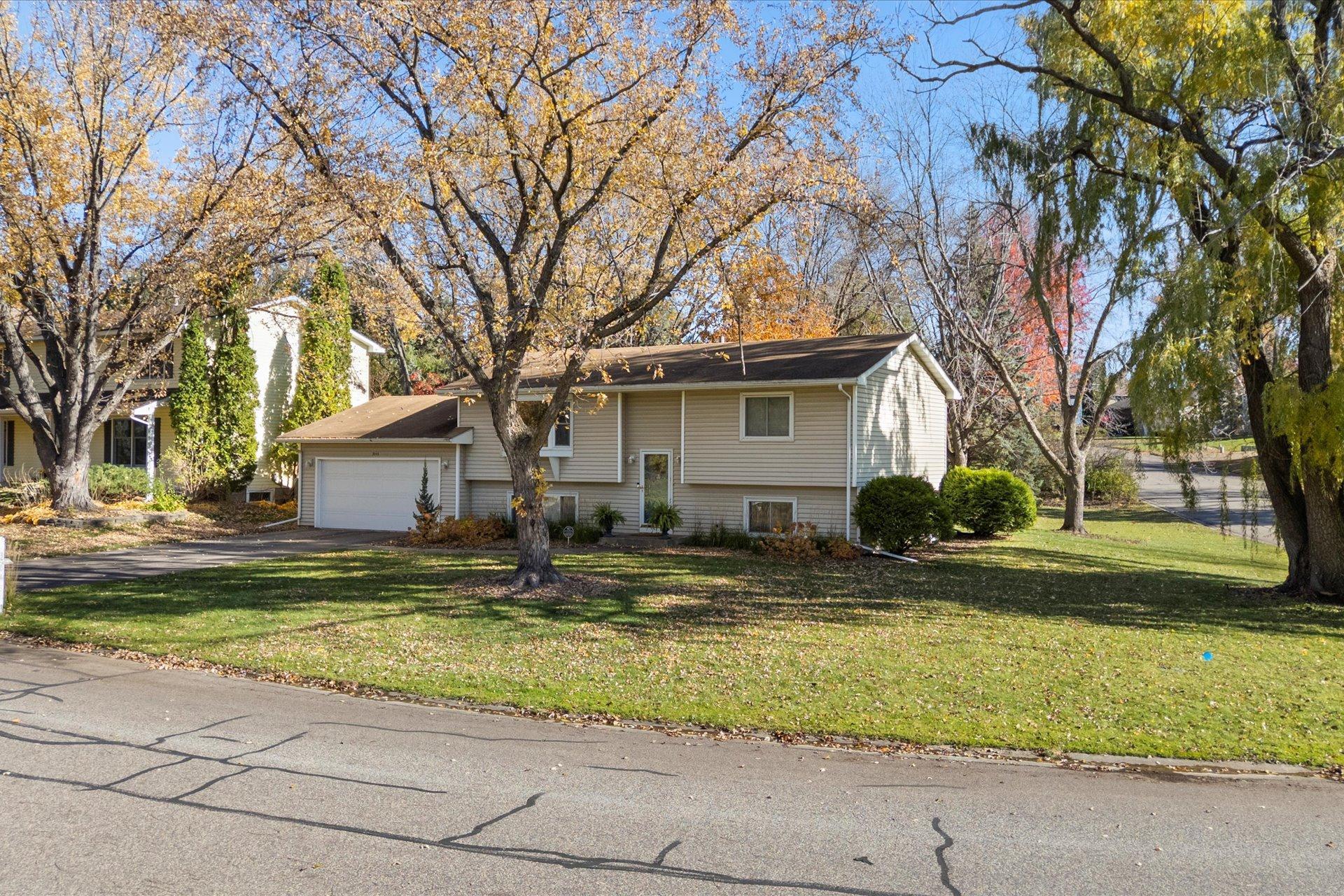 3048 Camelot Circle, Woodbury MN 55125