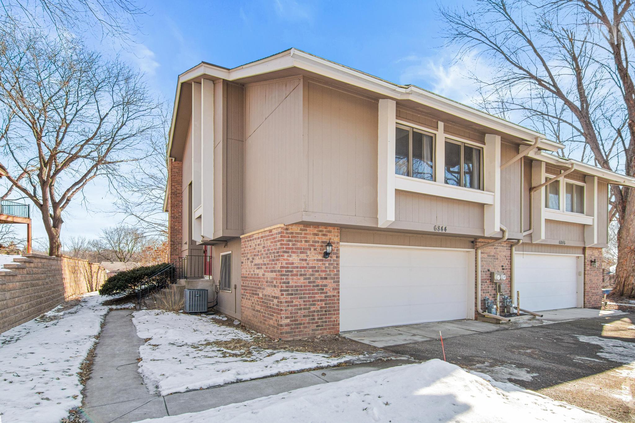 6844 Buckingham Court, Woodbury MN 55125